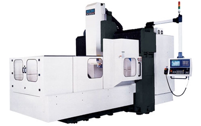 阶梯式龙门加工中心－底座、工作台、立柱、横梁、滑座、机头均经由严谨的3D设计，并搭配结构分析软件，取得最佳的结构肋布局，有效提高主结构铸件的刚性及强度。且为防止机械结构变形，每件铸铁均经过退火处理，及消除内应力处理，以有效降低变形量，并具有极佳的抗弯及抗扭应力，更确保各铸件体的均匀和稳定度。